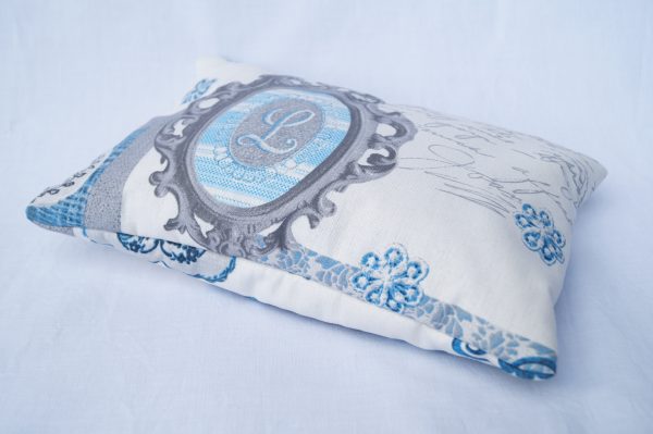 98-2_66-2-vankus-nostalgia-modra.jpg Lavendelkissen Nostalgie Blau – gemütliches Duftkissen mit nostalgischem Motiv